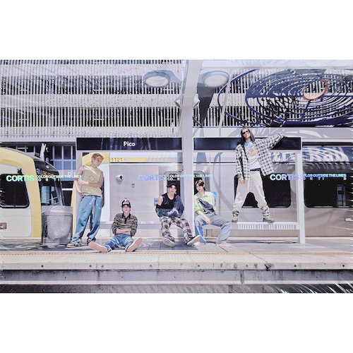 (Scene 1版)第一張迷你專輯「COLOR OUTSIDE THE LINES」(韓國進口版)