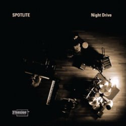 聚光燈下的夜駛爵士樂演奏